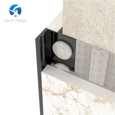 עיטור מתכת בצורת L